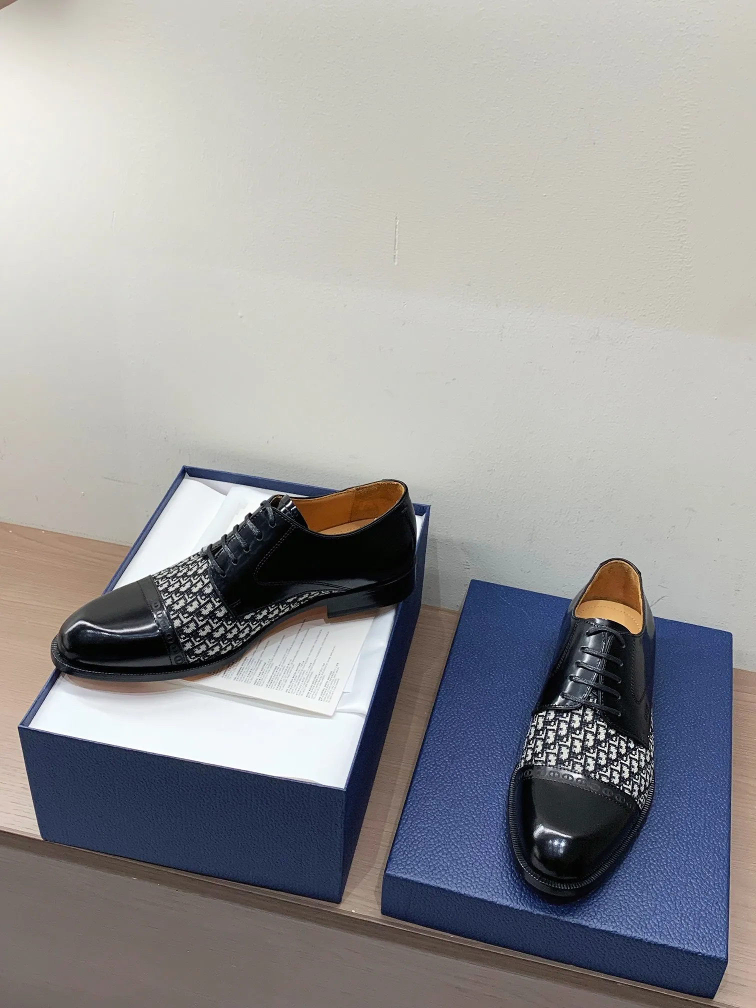 [Dior] Top P: 960💰 Standard code 39-44 (38.45.46 custom-made, non-returnable and non-exchangeable) Dior Dior's latest high-end men's boutique casual leather shoes, imported cowhide upper, water-dyed cowhide lining, imported leather outsole, perfect details are impeccable.